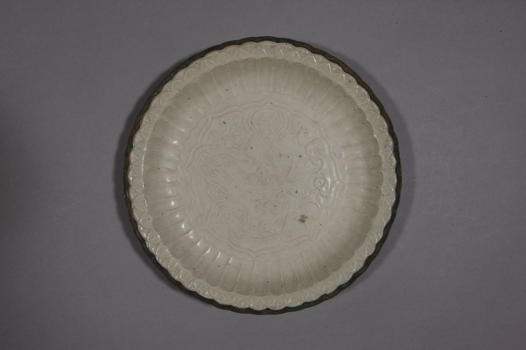 图片[2]-Ding Kiln White Glaze Printing Turtle and Crane Fairy Figure Chrysanthemum Petal Plate-China Archive